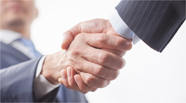 ビジネスマンが握手するイメージ写真
